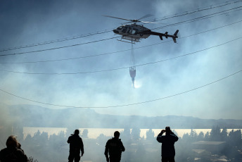 Bariloche, Argentina.- In the photos taken on March 27, 2023, authorities fight a forest fire in the Ñireco fence in the eastern part of Bariloche. The provinces of Buenos Aires, Corrientes and Neuquén registered this Tuesday active forest fires, while the other igneous sources detected in Entre Ríos, Chubut, Tierra del Fuego and Río Negro are contained or controlled, reported the National Fire Management Service (SNMF).