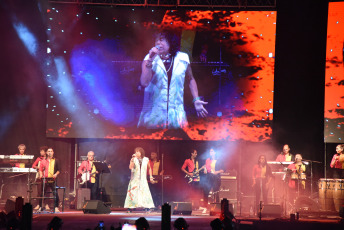 Paraná, Argentina.- En las fotos tomadas el 5 de marzo del 2023, las personas asisten a la Fiesta Nacional del Mate en la Plaza de las Colectividades de la ciudad de Paraná, Argentina. La 33° Fiesta Nacional del Mate, contó con la presentación de artistas locales y nacionales como el grupo Ahyre y la Mona Jiménez.