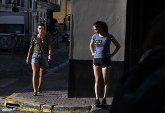 Buenos Aires, Argentina.- In the photos taken on March 14, 2023, it shows the streets of Buenos Aires in the middle of the heat wave that is going through the country. The central and northern zone of Argentina continues under a heat wave, which extends for the second consecutive week, where temperatures exceed 38 degrees Celsius, with thermal sensations greater than 40 degrees, and power outages for more than 100,000 users.