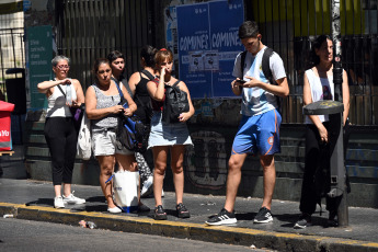 Buenos Aires, Argentina.- In the photos taken on March 14, 2023, it shows the streets of Buenos Aires in the middle of the heat wave that is going through the country. The central and northern zone of Argentina continues under a heat wave, which extends for the second consecutive week, where temperatures exceed 38 degrees Celsius, with thermal sensations greater than 40 degrees, and power outages for more than 100,000 users.