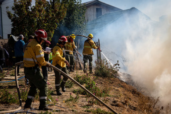 Bariloche, Argentina.- In the photos taken on March 27, 2023, authorities fight a forest fire in the Ñireco fence in the eastern part of Bariloche. The provinces of Buenos Aires, Corrientes and Neuquén registered this Tuesday active forest fires, while the other igneous sources detected in Entre Ríos, Chubut, Tierra del Fuego and Río Negro are contained or controlled, reported the National Fire Management Service (SNMF).