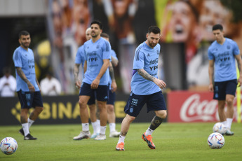 Buenos Aires, Argentina.- En las fotos tomadas el 21 de marzo del 2023, la Selección Argentina realizó su primer entrenamiento, en el predio de la AFA en Ezeiza de cara a los amistosos frente a Panamá y Curazao. El técnico Lionel Scaloni, sumó al ensayo a Claudio Echeverri, promesa de River Plate que defenderá a la Selección Sub 17 en el Sudamericano de la categoría.