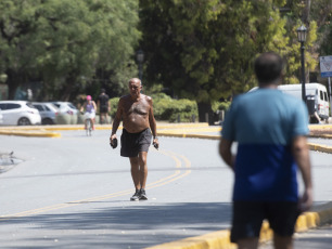 Buenos Aires, Argentina.- En las fotos tomadas el 7 de marzo del 2023, muestra las calles de Buenos Aires en medio de la ola de calor. Este martes, según el Servicio Meteorológico Nacional (SMN) la Ciudad de Buenos Aires y sus alrededores se mantienen bajo alerta roja, con cielo parcialmente nublado, una temperatura estimada en 23 grados de mínima y 33 de máxima.