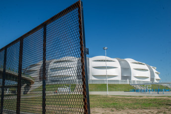 Santiago del Estero, Argentina.- En las fotos tomadas el 27 de marzo del 2023, la ciudad de Santiago del Estero se prepara para recibir a la Selección argentina con la instalación de un vallado a lo largo de los ocho kilómetros que separan el aeropuerto local del hotel en el que se hospedará el plantel Campeón del Mundo en Qatar 2022, que mañana enfrentará a Curazao en un partido amistoso.