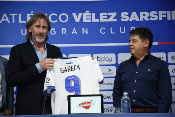 Buenos Aires, Argentina.- In the photos taken on March 9, 2023, Ricardo Gareca (left) was presented as Vélez's coach, in his second cycle at the club, and will debut on Monday (13) against Martín Palermo's Platense, for the seventh date of the Professional Football League (LPF).