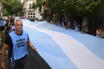 Rosario, Argentina.- En las fotos tomadas el 29 de marzo del 2023, representantes religiosos, organizaciones políticas, sociales y gremiales marcharon para reclamar, una vez más, medidas contra la inseguridad que atraviesa Rosario. Este año se registraron en el Gran Rosario 77 crímenes. El año pasado se contabilizaron 288, el máximo número alcanzado en la historia, con una tasa que cuadruplica la media nacional.