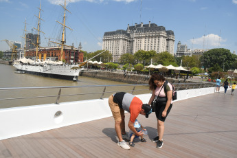 Buenos Aires, Argentina.- En las fotos tomadas el 1 de marzo del 2023, muestra las calles de Buenos Aires en medio de la ola de calor que afecta el país. El Servicio Meteorológico Nacional (SMN) emitió una alerta amarilla para los próximos días por temperaturas extremas en 10 provincias de la Argentina, Buenos Aires, Mendoza, Neuquén, Entre Ríos, Santa Fe, La Pampa, Corrientes, San Luis, Santiago del Estero y Córdoba.