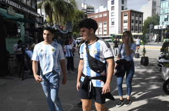 Buenos Aires, Argentina.- In the photos taken on March 23, 2023, the fans wait to enter the El Monumental stadium where the Argentine football team, world champion in Qatar 2022, will celebrate for the first time with the fans minutes before kick-off. start of the friendly match against Panama.