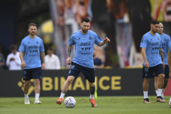 Buenos Aires, Argentina.- In the photos taken on March 21, 2023, the Argentine National Team held its first training session, at the AFA stadium in Ezeiza ahead of the friendlies against Panama and Curaçao. Coach Lionel Scaloni added Claudio Echeverri, a promise from River Plate who will defend the Under 17 National Team in the South American category, to the rehearsal.