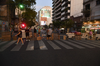 Buenos Aires, Argentina.- In the photos taken on March 14, 2023, residents of different neighborhoods of Buenos Aires took to the streets to protest against the power outages that affect almost 150,000 homes, according to data from the National Regulatory Entity of the Electricity (ENRE). The cuts occur in the middle of a heat wave that this Tuesday registered a thermal sensation that exceeded 42.4 degrees in the Metropolitan Area of Buenos Aires.