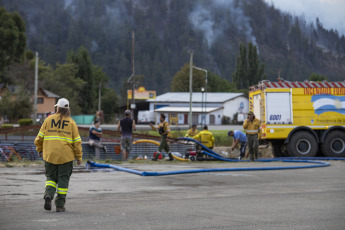 Rio Negro, Argentina.- In the photos taken on March 6, 2022, firefighters try to contain the flames of a forest fire in El Bolsón, in the province of Río Negro. They suspect that the fire would have started intentionally, for which there is a detainee, according to the government of Río Negro. The gusts of wind contributed so that in a few minutes the fire reached various sectors of a hill, near popular neighborhoods