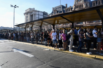 Buenos Aires, Argentina.- In the photos taken on March 17, 2023, a crowd of people wait for public transportation in the middle of a bus stoppage that affects the Buenos Aires Metropolitan Area (AMBA) and the interior of the country. This is a measure of force carried out by a dissident sector of the Automotive Tramway Union (UTA), in demand for salary improvements and in the face of the "lack of responses" from the Ministry of Labor for the recognition of the elected authorities in different sections.