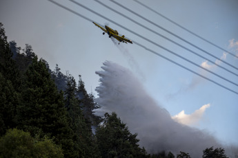 Rio Negro, Argentina.- In the photos taken on March 6, 2022, firefighters try to contain the flames of a forest fire in El Bolsón, in the province of Río Negro. They suspect that the fire would have started intentionally, for which there is a detainee, according to the government of Río Negro. The gusts of wind contributed so that in a few minutes the fire reached various sectors of a hill, near popular neighborhoods