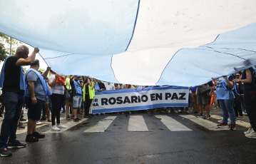 Rosario, Argentina.- En las fotos tomadas el 29 de marzo del 2023, representantes religiosos, organizaciones políticas, sociales y gremiales marcharon para reclamar, una vez más, medidas contra la inseguridad que atraviesa Rosario. Este año se registraron en el Gran Rosario 77 crímenes. El año pasado se contabilizaron 288, el máximo número alcanzado en la historia, con una tasa que cuadruplica la media nacional.