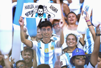 Santiago del Estero, Argentina.- In the photos taken on March 28, 2023, after the match between the Argentine National Team and Curaçao in Santiago del Estero, Messi together with the Argentine National Team lifted the World Cup and celebrated with the fans in a International friendly to a full stadium.