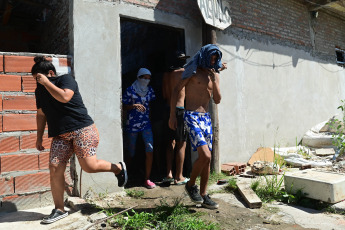 Rosario, Argentina.- In the photos taken on March 6, 2023, during the incidents of the police with neighbors who sought to attack the home of the people involved in the death of an 11-year-old boy who was shot in the head and he lost his life. A man suspected of being the one who shot a group of people this Sunday and killed the child, was arrested along with his two children in a house in the Los Pumas neighborhood, to where a large group of neighbors approached who attacked the front of the property with shovels and hammers after denouncing that a "narco bunker" operated there.