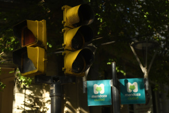 Buenos Aires, Argentina.- En las fotos tomadas el 1 de marzo del 2023, muestra la ciudad de Buenos Aires en medio de un corte masivo de electricidad que afectó gran parte del país, en medio de las altas temperaturas y tras "varias fallas en el sistema interconectado" como consecuencia de un incendio de campo que "perturbó una línea de alta tensión de 500 kw que une Campana con General Rodríguez", explicó el subsecretario de Energía, Santiago Yanotti.