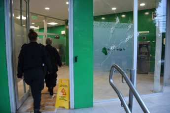 Rosario, Argentina.- En las fotos tomadas el 21 de marzo del 2023, muestra uno de los bancos atacados a tiros en Rosario. Con una diferencia de 24 horas, dos sucursales del Nuevo Banco de Santa Fe fueron baleados. El primer ataque ocurrió el lunes (20) en la ciudad de Villa Gobernador Gálvez y el segundo en la noche de este martes (21) en Granadero Baigorria. En los dos atentados dejaron carteles intimidatorios. Uno de ellos menciona al ex ministro de Seguridad de la provincia Maximiliano Pullaro, a quien tildan de “narco”.