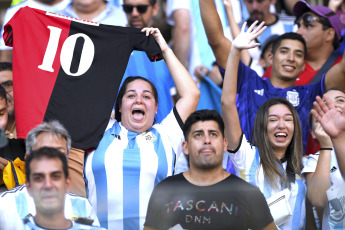 Santiago del Estero, Argentina.- In the photos taken on March 28, 2023, after the match between the Argentine National Team and Curaçao in Santiago del Estero, Messi together with the Argentine National Team lifted the World Cup and celebrated with the fans in a International friendly to a full stadium.