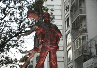 Buenos Aires, Argentina.- En las fotos tomadas el 29 de marzo del 2023, muestra la escultura de Leonardo Favio de unos 4,8 metros realizada por Eric Dawidson. La pieza, fue donada por la Asociación General de Directores Autores Cinematográficos y Audiovisuales (DAC), y fue emplazada en el barrio porteño de Villa Crespo con la presencia de cineastas, músicos y de los ministros de Cultura nacional, Tristán Bauer, y local, Enrique Avogadro.