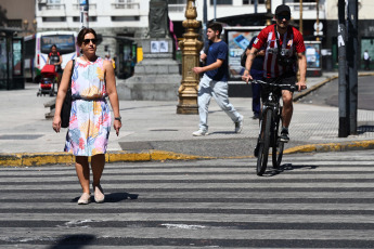 Buenos Aires, Argentina.- In the photos taken on March 14, 2023, it shows the streets of Buenos Aires in the middle of the heat wave that is going through the country. The central and northern zone of Argentina continues under a heat wave, which extends for the second consecutive week, where temperatures exceed 38 degrees Celsius, with thermal sensations greater than 40 degrees, and power outages for more than 100,000 users.