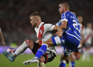 Buenos Aires, Argentina.- En las fotos tomadas el 12 de marzo del 2023, durante el encuentro entre River Plate y Godoy Cruz en el Estadio Monumental. River Plate goleó 3-0 a Godoy Cruz en el Monumental con Lucas Beltrán como figura y goleador, obtuvo su tercer triunfo y se convirtió en el único escolta del Torneo de la Liga, que tiene a San Lorenzo como líder.