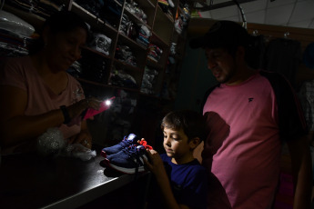 Buenos Aires, Argentina.- In the photos taken on March 1, 2023, it shows the city of Buenos Aires in the midst of a massive power cut that affected a large part of the country, in the midst of high temperatures and after "several failures in the interconnected system" as a result of a field fire that "disturbed a 500 kW high voltage line that connects Campana with General Rodríguez," explained the Undersecretary of Energy, Santiago Yanotti.