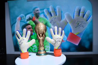 Buenos Aires, Argentina.- En las fotos tomadas el 10 de marzo del 2023, durante la subasta de los guantes que usó en el Mundial el arquero argentino, Emiliano 'Dibu' Martínez. Los guantes, fueron subastados por 45.000 dólares para recaudar fondos a beneficio de la sala de Oncología del Hospital Garrahan.