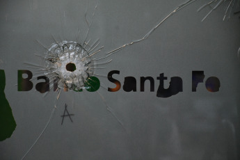 Rosario, Argentina.- In the photos taken on March 21, 2023, it shows one of the banks shot at in Rosario. Within 24 hours of each other, two branches of the Nuevo Banco de Santa Fe were shot. The first attack occurred on Monday (20) in the city of Villa Gobernador Gálvez and the second on the night of this Tuesday (21) in Granadero Baigorria. In both attacks they left intimidating posters. One of them mentions the former Minister of Security of the province Maximiliano Pullaro, whom they call a "narco."