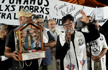 Buenos Aires, Argentina.- In the photos taken on March 29, 2023, Father Paco Olivera gave a mass mass in front of the Palace of Courts to denounce the "proscription" of the vice president, Cristina Fernández. Olivera, 58, along with human rights activists and Malvinas war veterans, have been on a hunger strike for five days as a way of charging against the country's highest court.