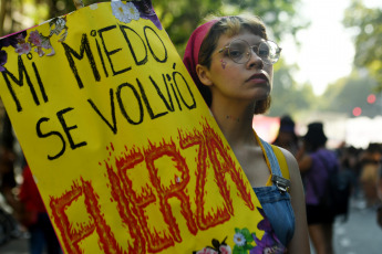 Buenos Aires, Argentina.- En las fotos tomadas el 8 de marzo del 2023, muestra la marcha por el Día Internacional de la Mujer en Buenos Aires, Argentina. Agrupaciones feministas, políticas y sociales conmemoran en todo el país el Día Internacional de la Mujer (8M) con diferentes movilizaciones, actos y otras actividades, entre ellas la concentración en el Congreso de la Nación.