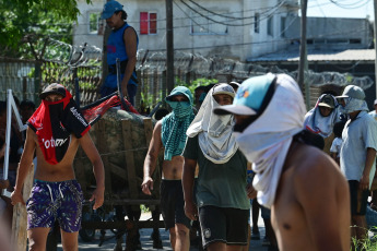 Rosario, Argentina.- En las fotos tomadas el 6 de marzo del 2023, durante los incendentes de la policía con vecinos que buscaban atacar la vivienda de las personas implicadas en la muerte de un nene de 11 años que recibió un disparo en su cabeza y perdió la vida. Un hombre sospechoso de haber sido quien disparó este domingo contra un grupo de personas y mató al niño, fue detenido junto a sus dos hijos en una vivienda del barrio Los Pumas, hasta donde se acercó un numeroso grupo de vecinos que atacó el frente de la propiedad a palazos y martillazos tras denunciar que allí funcionaba un "búnker narco".