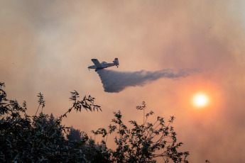 Rio Negro, Argentina.- In the photos taken on March 6, 2022, firefighters try to contain the flames of a forest fire in El Bolsón, in the province of Río Negro. They suspect that the fire would have started intentionally, for which there is a detainee, according to the government of Río Negro. The gusts of wind contributed so that in a few minutes the fire reached various sectors of a hill, near popular neighborhoods