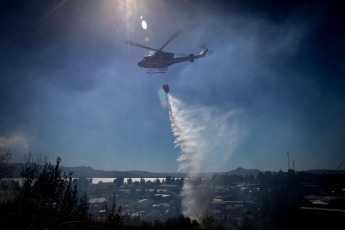 Bariloche, Argentina.- En las fotos tomadas el 27 de marzo del 2023, autoridades combaten un incendio forestal en la barda del Ñireco en la zona este de Bariloche. Las provincias de Buenos Aires, Corrientes y Neuquén registran este martes incendios forestales activos, mientras que los demás focos ígneos detectados en Entre Ríos, Chubut, Tierra del Fuego y Río Negro están contenidos o controlados, informó el Servicio Nacional de Manejo del Fuego (SNMF).