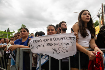 Santiago del Estero, Argentina.- En las fotos tomadas el 27 de marzo del 2023, las personas esperan para recibir a la Selección Argentina en las calles de Santiago del Estero. Luego del homenaje a los campeones en la sede de Conmebol en Luque, Paraguay, los jugadores de la Albiceleste llegaron a Santiago del Estero en la previa del amistoso ante Curazao, que tendrá lugar desde las 20:30 horas (hora local) este martes en el Estadio Único Madre de Ciudades.