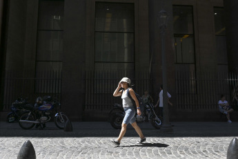 Buenos Aires, Argentina.- En las fotos tomadas el 9 de marzo del 2023, muestra las calles de Buenos Aires en medio de la ola de calor que afecta el país. Argentina atraviesa este año el verano más tórrido del que se tiene registro, con temperaturas récord y falta de lluvias que dañan la agricultura y mantienen al país bajo alerta meteorológica, según reportes oficiales.