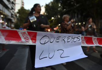 Buenos Aires, Argentina.- En las fotos tomadas el 14 de marzo del 2023, vecinos de diferentes barrios de Buenos Aires salieron a la calle para protestar contra los cortes de luz que afectan a casi 150.000 hogares, según datos del Ente Nacional Regulador de la Electricidad (ENRE). Los cortes se producen en medio de una ola de calor que este martes registró una sensación térmica que superó los 42.4 grados en el Área Metropolitana de Buenos Aires.