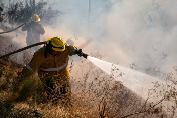 Bariloche, Argentina.- In the photos taken on March 27, 2023, authorities fight a forest fire in the Ñireco fence in the eastern part of Bariloche. The provinces of Buenos Aires, Corrientes and Neuquén registered this Tuesday active forest fires, while the other igneous sources detected in Entre Ríos, Chubut, Tierra del Fuego and Río Negro are contained or controlled, reported the National Fire Management Service (SNMF).