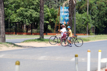 Buenos Aires, Argentina.- In the photos taken on March 2, 2023, it shows the streets of Buenos Aires in the middle of a heat wave. Extending droughts, uncontrollable fires and exhausting heat waves, summer hit hard throughout Argentina. With weeks of high temperatures and cities exceeding 40 degrees, the records show that Argentina is going through the hottest summer in its history.