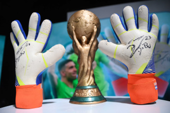 Buenos Aires, Argentina.- In the photos taken on March 10, 2023, during the auction of the gloves used in the World Cup by the Argentine goalkeeper, Emiliano 'Dibu' Martínez. The gloves were auctioned for $45,000 to raise funds for the benefit of the Garrahan Hospital Oncology ward.