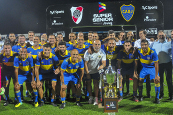 Jujuy, Argentina.- En las fotos tomadas el 26 de marzo del 2023, Boca Juniors venció a River Plate por 3 a 0 en el Superclásico Senior disputado en el estadio 23 de Agosto, de Gimnasia y Esgrima de Jujuy, que contó con la presencia de figuras históricas de ambas instituciones.