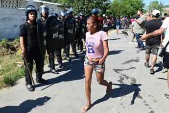 Rosario, Argentina.- En las fotos tomadas el 6 de marzo del 2023, durante los incendentes de la policía con vecinos que buscaban atacar la vivienda de las personas implicadas en la muerte de un nene de 11 años que recibió un disparo en su cabeza y perdió la vida. Un hombre sospechoso de haber sido quien disparó este domingo contra un grupo de personas y mató al niño, fue detenido junto a sus dos hijos en una vivienda del barrio Los Pumas, hasta donde se acercó un numeroso grupo de vecinos que atacó el frente de la propiedad a palazos y martillazos tras denunciar que allí funcionaba un "búnker narco".