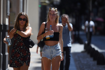 Buenos Aires, Argentina.- In the photos taken on March 9, 2023, it shows the streets of Buenos Aires in the middle of the heat wave that affects the country. Argentina is going through the hottest summer on record this year, with record temperatures and lack of rain that damage agriculture and keep the country under weather alert, according to official reports.