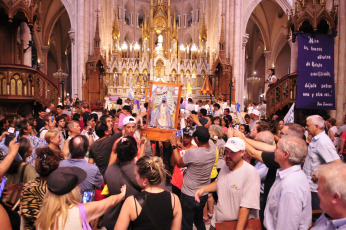 Buenos Aires, Argentina.- In the photos taken on March 12, 2023, some 2,000 faithful Catholics gathered to celebrate 10 years of Francis' papacy. With a call to "seek social peace" in the country and to "leave aside the cracks that separate us", the Church of Buenos Aires celebrated in a colmated basilica of Luján the 10 years of Francis' pontificate, which will be fulfilled this month (13), within the framework of a festive atmosphere that included bombos and batucadas.