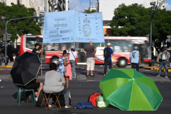 Buenos Aires, Argentina.- En las fotos tomadas el 14 de marzo del 2023, organizaciones agrupadas en la Unidad Piquetera (UP) mantienen un acampe frente al Ministerio de Desarrollo Social, en pleno centro de Buenos Aires, en protesta por los recortes en el plan Potenciar Trabajo. La medida de fuerza se mantendrá, al menos, hasta el miércoles próximo.