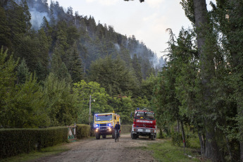 Rio Negro, Argentina.- In the photos taken on March 6, 2022, firefighters try to contain the flames of a forest fire in El Bolsón, in the province of Río Negro. They suspect that the fire would have started intentionally, for which there is a detainee, according to the government of Río Negro. The gusts of wind contributed so that in a few minutes the fire reached various sectors of a hill, near popular neighborhoods