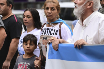 Rosario, Argentina.- En las fotos tomadas el 29 de marzo del 2023, representantes religiosos, organizaciones políticas, sociales y gremiales marcharon para reclamar, una vez más, medidas contra la inseguridad que atraviesa Rosario. Este año se registraron en el Gran Rosario 77 crímenes. El año pasado se contabilizaron 288, el máximo número alcanzado en la historia, con una tasa que cuadruplica la media nacional.