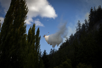 Rio Negro, Argentina.- In the photos taken on March 6, 2022, firefighters try to contain the flames of a forest fire in El Bolsón, in the province of Río Negro. They suspect that the fire would have started intentionally, for which there is a detainee, according to the government of Río Negro. The gusts of wind contributed so that in a few minutes the fire reached various sectors of a hill, near popular neighborhoods