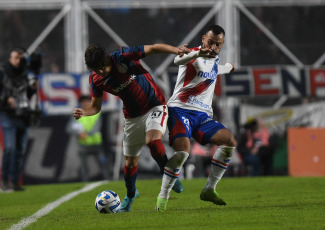 Buenos Aires, Argentina.- In the photos taken on April 20, 2023, during the match between San Lorenzo and Fortaleza at the Pedro Bidegain stadium for the 2nd group stage of the Copa Sudamericana 2023. Fortaleza of Brazil defeated 0-2 to San Lorenzo. Goals by goalkeeper Augusto Batalla, against, and Guilherme allowed the Brazilian team to remain as the leader with an ideal score of six points.