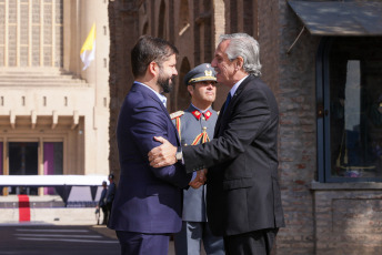 Santiago de Chile, Chile.- In the photos taken on April 5, 2023, the President of Argentina, Alberto Fernández (right), during his official visit to Chile with the participation, together with his counterpart Gabriel Boric (left), in the commemoration of the 205th anniversary of the Battle of Maipú.